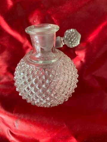VINTAGE KRISTALGLAZEN PARFUMFLESJE MET STOP. beschikbaar voor biedingen