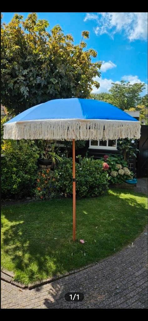Leuke blauwe parasol met franjes, Tuin en Terras, Parasols, Zo goed als nieuw, Stokparasol, 1 tot 2 meter, Ophalen