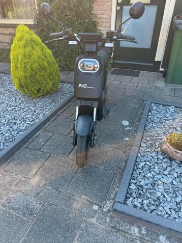 Te koop elektrische scooter weinig gebruikt beschikbaar voor biedingen
