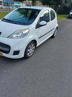 NU DIT WEEKEND  Peugeot  107 bj  2011 apk 2025, Stof, Zwart, Wit, Handgeschakeld