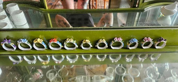 Zeer decoratieve set van 11 vintage porseleinen servetringen, Antiek en Kunst, Antiek | Keramiek en Aardewerk, Ophalen of Verzenden