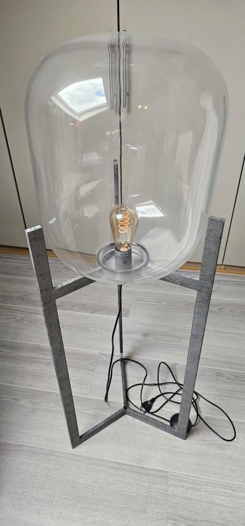 Stijlvolle Staande Lamp met Glazen Kap, Huis en Inrichting, Lampen | Vloerlampen, Zo goed als nieuw, 100 tot 150 cm, Glas, Metaal