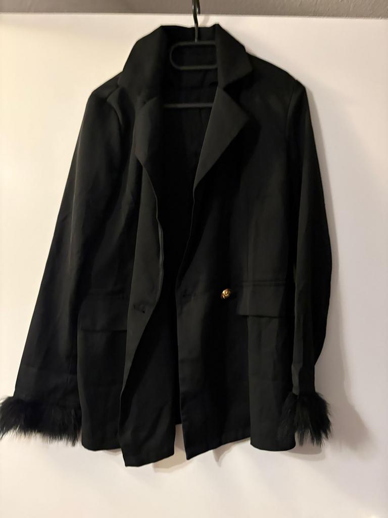 Zwarte Blazer met veren - Maat M, Kleding | Dames, Jasjes, Kostuums en Pakken, Ophalen, Zo goed als nieuw, Zwart