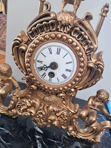 Decoratieve klok in barokke stijl beschikbaar voor biedingen