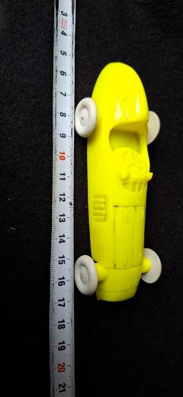 Vintage Gele Speelgoed Auto beschikbaar voor biedingen