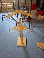 Twee kledinghangers te koop, Ophalen, Gebruikt, Hout, Kinderen en Volwassenen