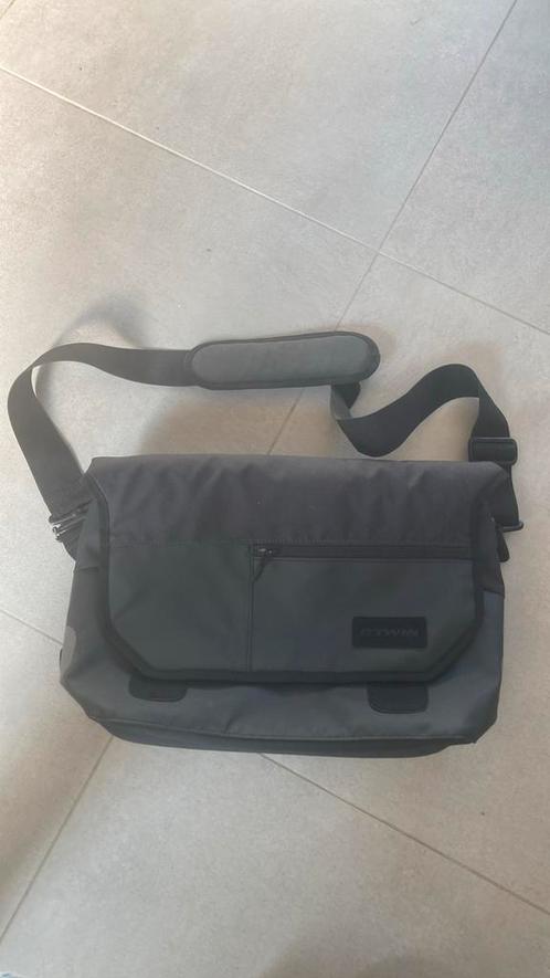 Laptoptas fietstas merk BTWIN zwart, Computers en Software, Laptoptassen, Nieuw, Schoudertas, 17 inch of meer, Ophalen of Verzenden