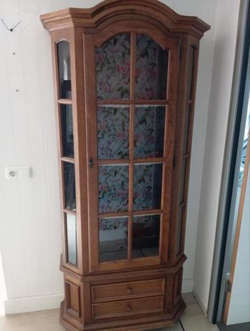 Mooie houten vitrinekast met glas beschikbaar voor biedingen