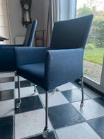 6 donkerblauwe eetkamer stoelen met wieltjes 55x45, Vijf, Zes of meer stoelen, Blauw, Ophalen of Verzenden, Zo goed als nieuw