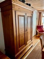 Grote geloogd grenen kast., Antiek en Kunst, Ophalen