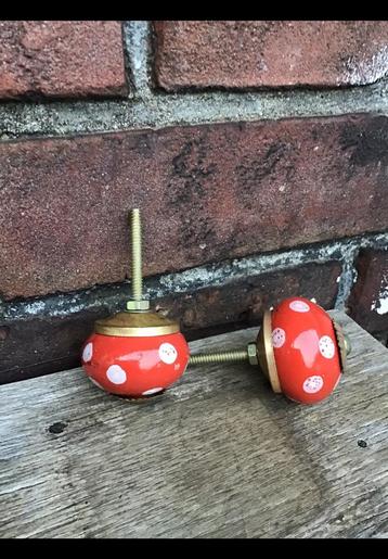 Rood met witte stippen knopjes voor kast of lade. Keramiek. beschikbaar voor biedingen