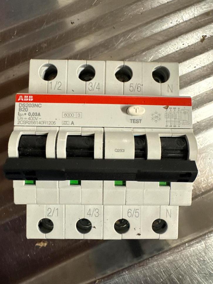 ABB Aardlekautomaat 3P+N 30mA - Nieuw, Doe-het-zelf en Verbouw, Elektra en Kabels, Nieuw, Overige typen, Ophalen of Verzenden