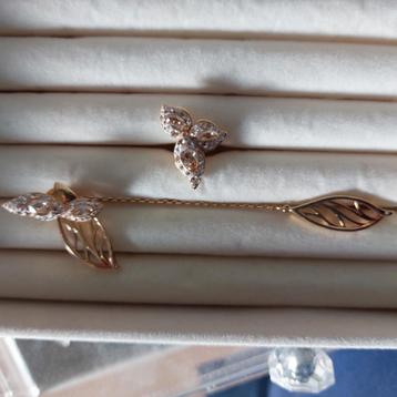 Swarovski oorstekers set goud beschikbaar voor biedingen