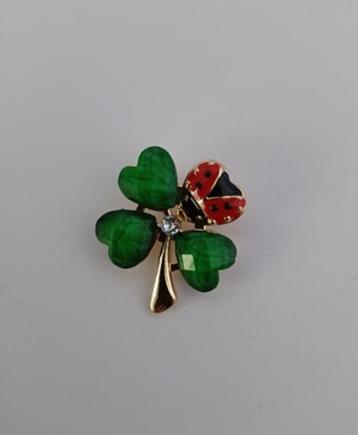 Goudkleurige broche klavertje vier groen met lieveheersbeest beschikbaar voor biedingen
