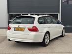 Bmw 3-SERIE 320i TOURING / AIRCO NAVIGATIE PANORAMA XENON PD, Achterwielaandrijving, 4 cilinders, Wit, Handgeschakeld