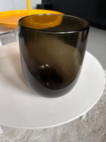 Vaas bruin glas beschikbaar voor biedingen