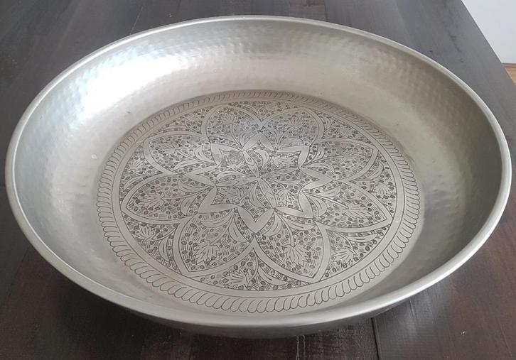 Grote oosterse decoratieve schaal (Ø 48 cm), Huis en Inrichting, Woonaccessoires | Schalen en Manden, Gebruikt, Schaal, Rond, Overige materialen