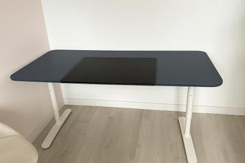 IKEA Bureau bekant - In hoogte verstelbaar! beschikbaar voor biedingen