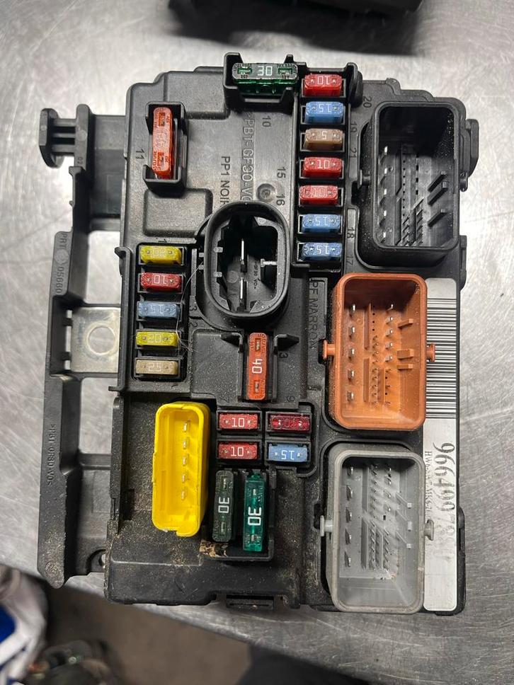 Zekeringkast R09, Auto-onderdelen, Elektronica en Kabels, Overige automerken, Gebruikt, Ophalen of Verzenden