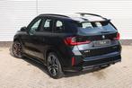 BMW iX1 xDrive30 M Sport / Sportstoelen / Achteruitrijcamera, Auto's, BMW, Automaat, Metallic lak, Zwart, Zwart
