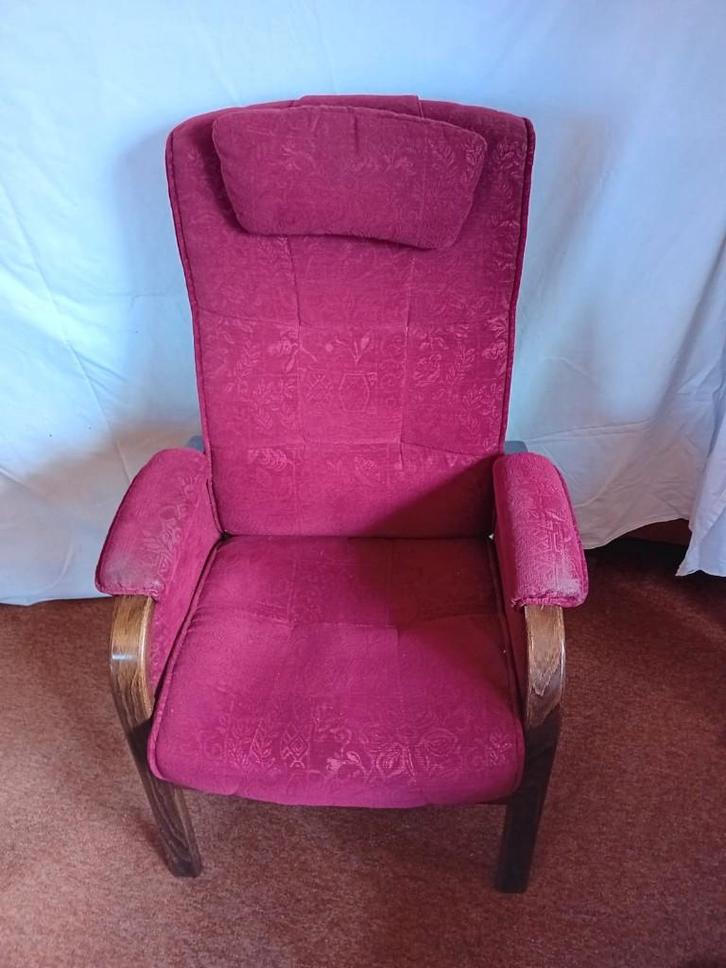 Senioren stoel rood, Huis en Inrichting, Fauteuils, Gebruikt, Hout, Stof, Minder dan 50 cm, Minder dan 75 cm, Ophalen