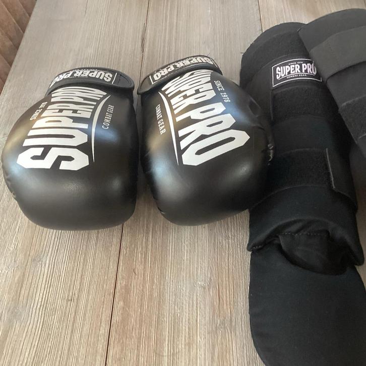 Kickboks set: handschoenen en beenbeschermers, Sport en Fitness, Vechtsporten en Zelfverdediging, Zo goed als nieuw, Overige, Vechtsportbescherming