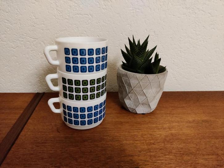 Vintage kopjes jaren 70 – retro print, Huis en Inrichting, Keuken | Servies, Zo goed als nieuw, Kop(pen) en/of Schotel(s), Overige stijlen