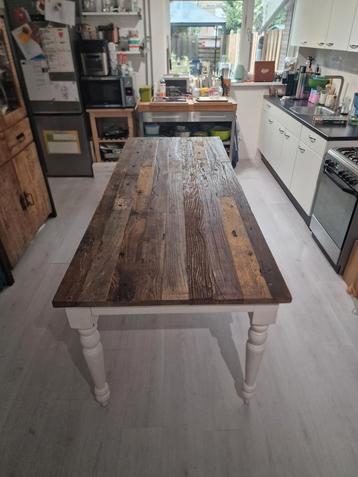 Robuuste steigerhouten eettafel. beschikbaar voor biedingen