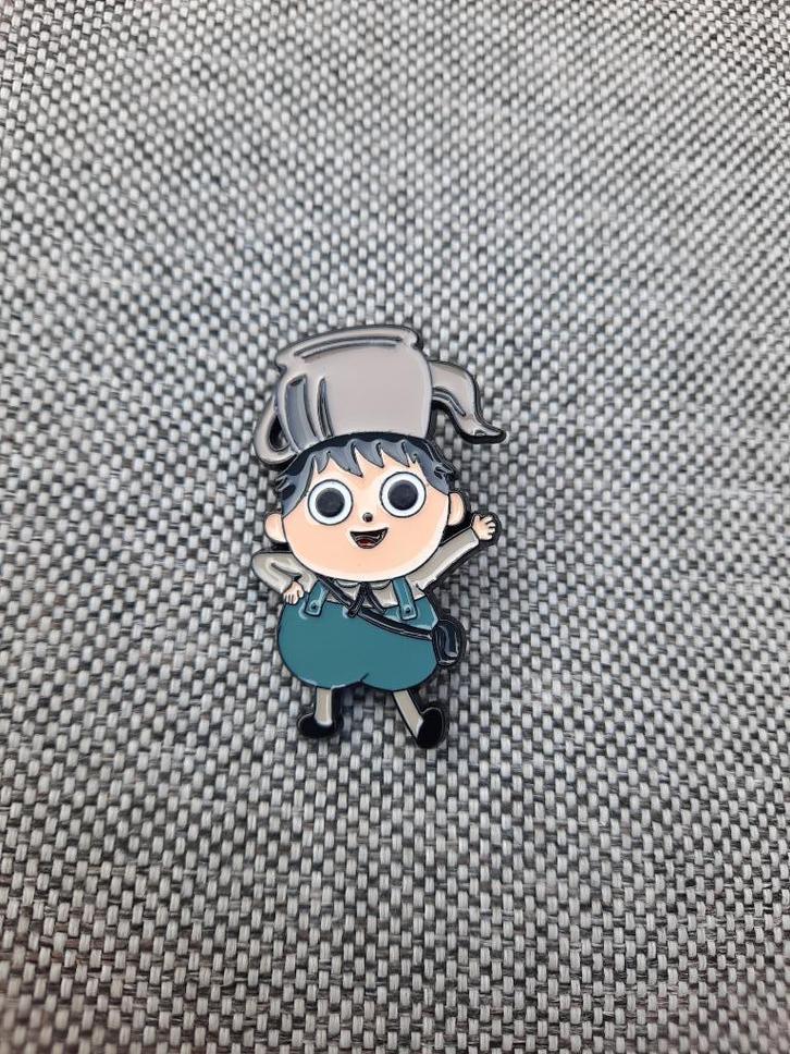 1 pin van Greg uit de tekenfilm Over the garden wall te koop, Verzamelen, Speldjes, Pins en Buttons, Nieuw, Speldje of Pin, Overige onderwerpen