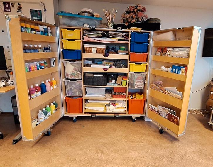 Robuuste knutsel-, toneel-, archiefkast met bakken, Huis en Inrichting, Kasten | Roldeurkasten en Archiefkasten, Gebruikt, 100 tot 150 cm