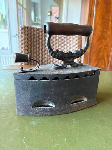 Antieke strijkijzer beschikbaar voor biedingen