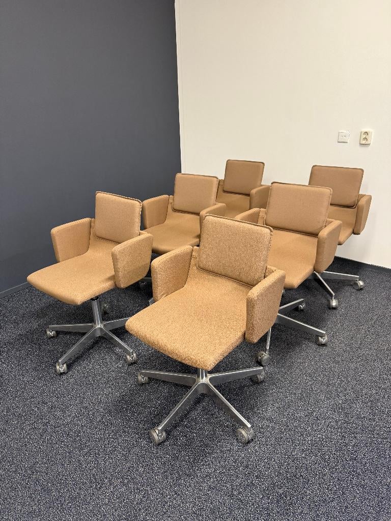 6x Gispen Triennial vergaderstoelen – aluminium onderstel, Ophalen, Bruin, Zo goed als nieuw, Dutch Design