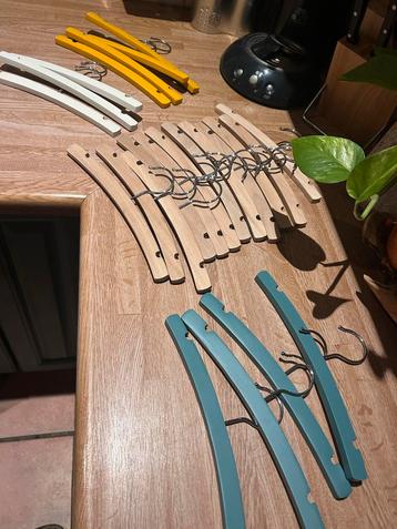 Houten Kledinghangers voor Kinderen - Diverse Kleuren beschikbaar voor biedingen