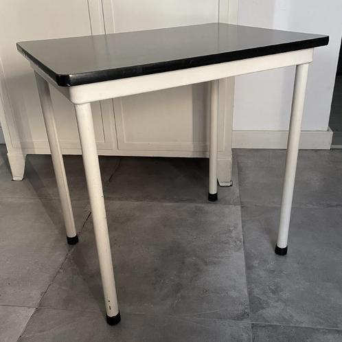 Vintage, retro zware tafel, tafeltje, keukentafel, werktafel, Huis en Inrichting, Tafels | Eettafels, Gebruikt, 50 tot 100 cm