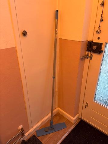 Mop met telescopische steel beschikbaar voor biedingen