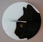 Glazen wandklok met zwarte kat, Ophalen of Verzenden, Gebruikt, Analoog, Wandklok