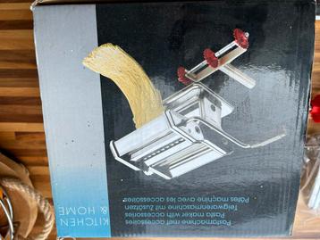 Pasta machine met accessoires beschikbaar voor biedingen