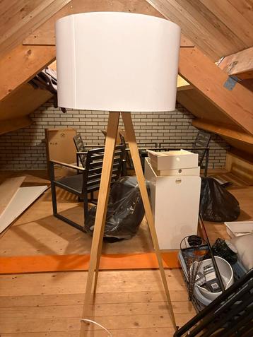 Mooie Staande Lamp met Houten Poten van Westwing beschikbaar voor biedingen