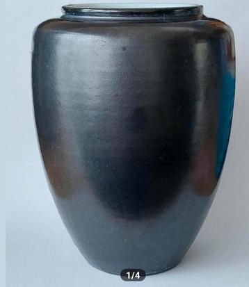 Mobach schitterende vaas. Modelnr 821.
Hoog 22.5 cm. beschikbaar voor biedingen