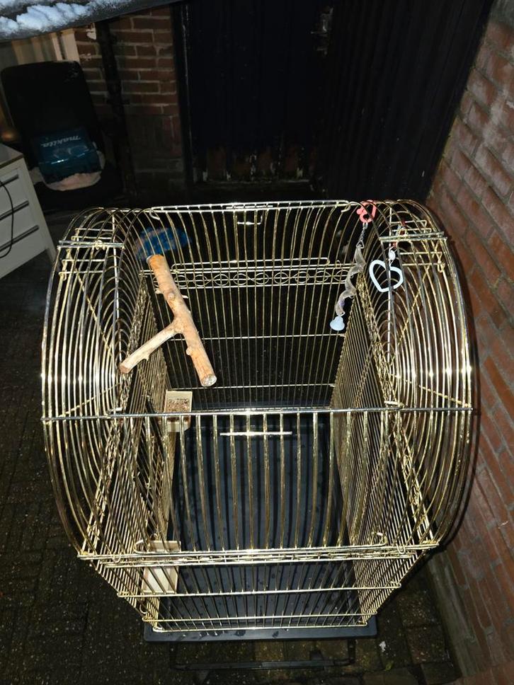 Een goudkleurige vogelkooi met een standaard voor gemakkelij, Dieren en Toebehoren, Vogels | Hokken en Kooien, Zo goed als nieuw