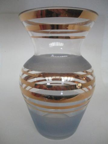 Vaasje, glas met blauw en gouden biesen goud, czechoslavokia beschikbaar voor biedingen
