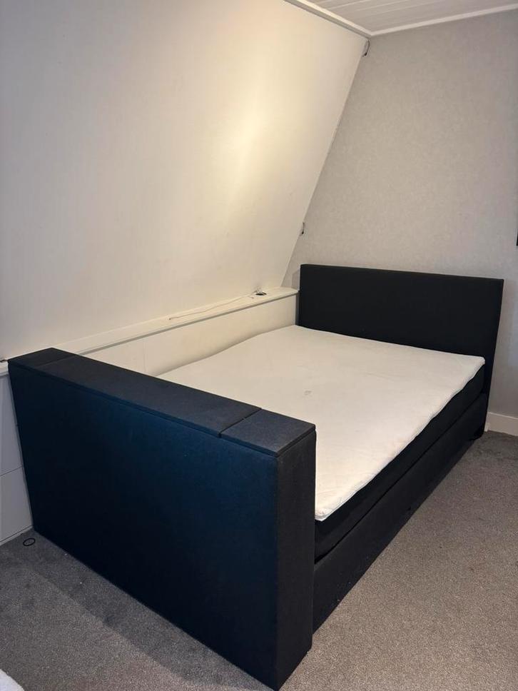 Boxspring met tv-lift, Huis en Inrichting, Slaapkamer | Boxsprings, Zo goed als nieuw, 140 cm, Tweepersoons, Zwart, Ophalen