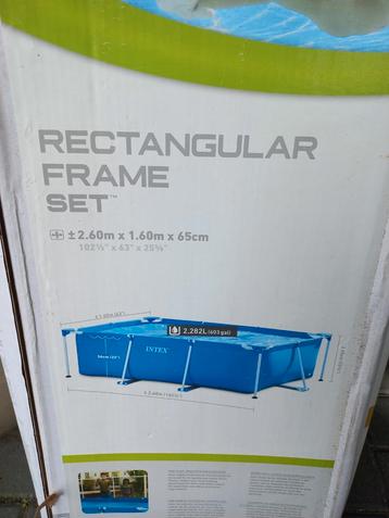 Mooi zwembad met ijzeren frame en afdekzeil  beschikbaar voor biedingen