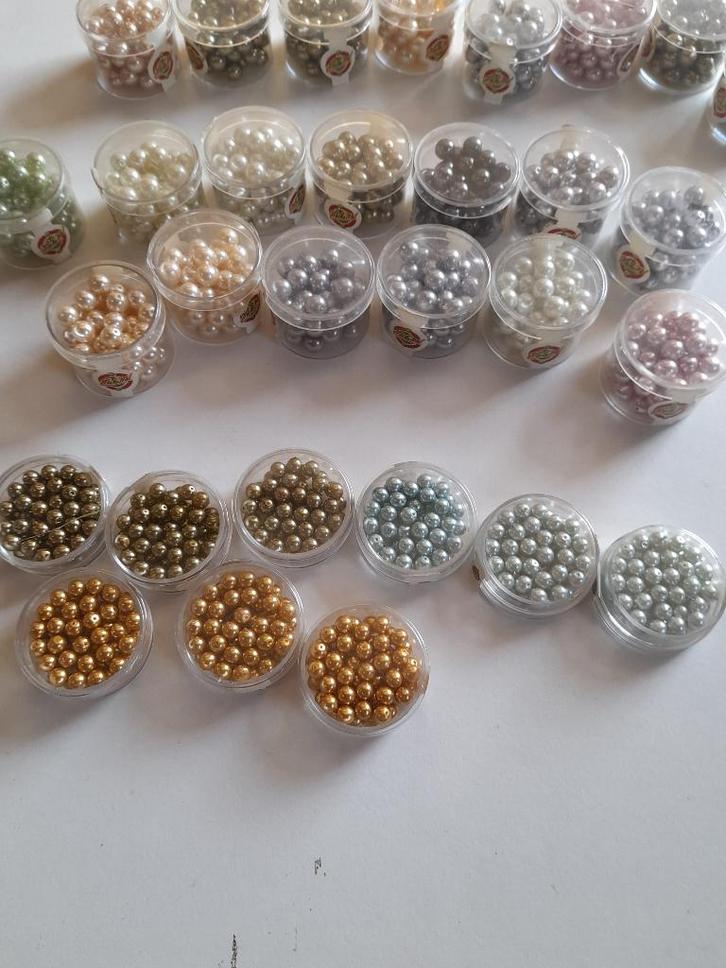 30 doosjes glasparels van 6 en 8 mm. OPRUIMING, Hobby en Vrije tijd, Knutselen, Nieuw, Ophalen of Verzenden