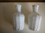 Set 2 nieuwe witte vazen met plastic draad erop 19,5 cm hoog, Huis en Inrichting, Minder dan 50 cm, Nieuw, Glas, Ophalen of Verzenden