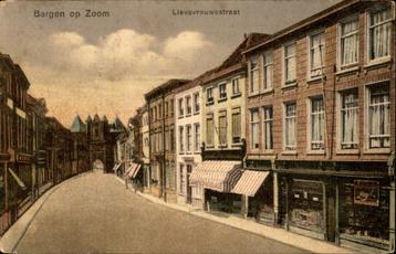 Bergen op Zoom Lievevrouwstraat met gevangenpoort st 1925