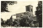 Elburg, N.H. Kerk met plantsoen - 1950 gelopen, Verzamelen, Ansichtkaarten | Nederland, Ophalen of Verzenden, 1940 tot 1960, Gelopen