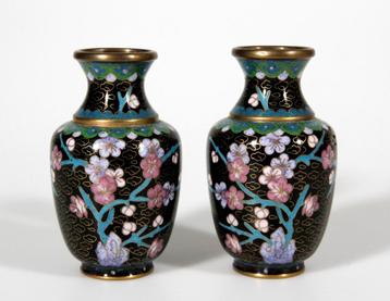 Cloisonne vaasjes  (in spiegelbeeld) beschikbaar voor biedingen