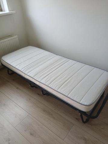 Logeerbed inklapbaar, goed matras! beschikbaar voor biedingen