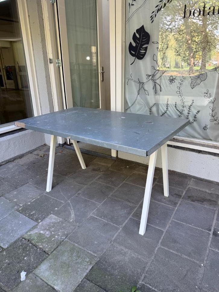 Bureau tafel met metalen blad & IKEA TROTTEN onderstel, Huis en Inrichting, Bureaus, Gebruikt, Bureau, Ophalen